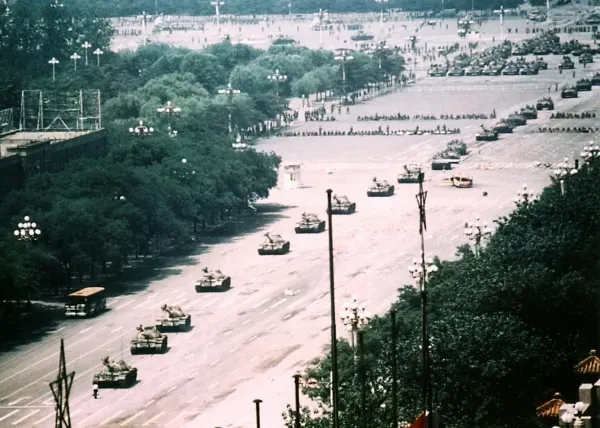 王維林與解放軍坦克車隊(圖片來源:六四維基)
