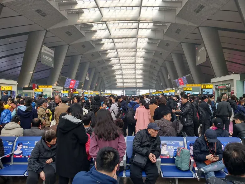 北京南站的候車大廳(擁有 13 個月台,共 24 條軌道)