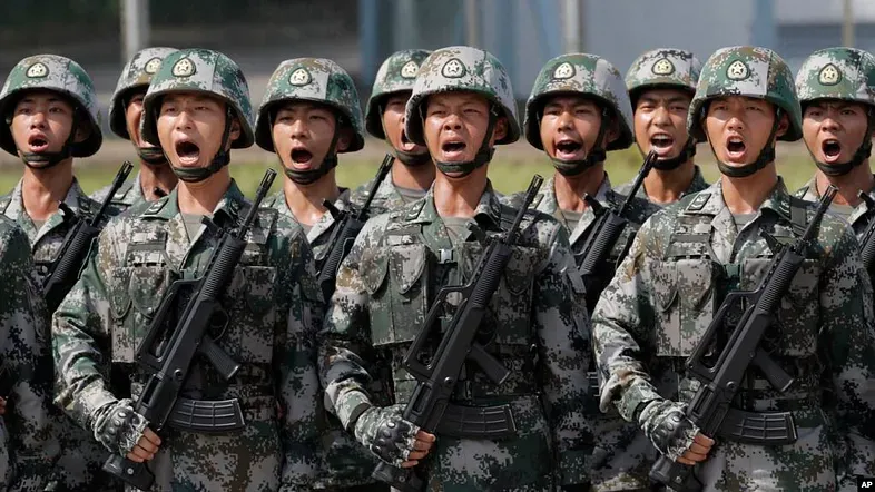 在中國,服役不是基本義務,而是由有志之士投入軍旅;中國現約有 200 萬解放兵。