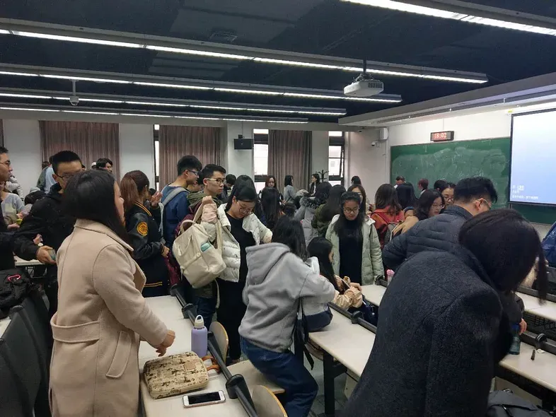 下課後各自收拾離去的學生們