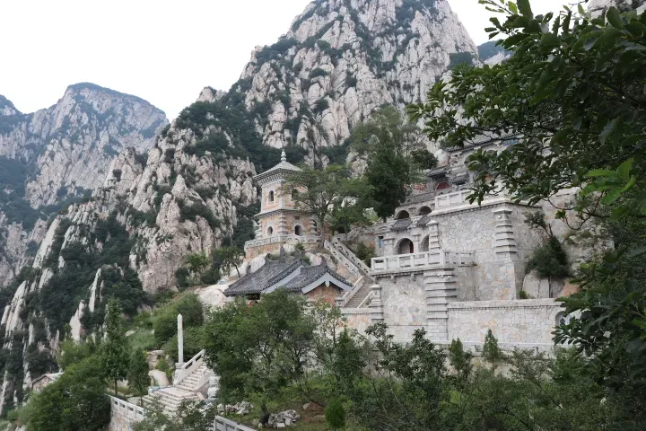 藏匿在少室山中的三皇寨,建物與山色合為一體,頗有仙道氣息。(攝於 2018 年 6 月)
