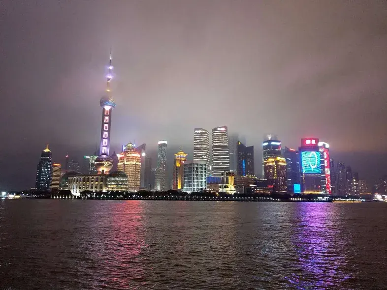 雲雨濛濛的上海外灘