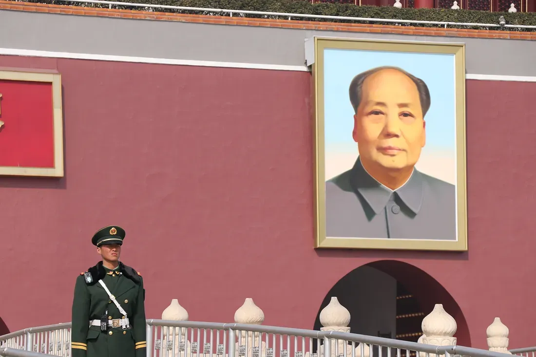 天安門上的毛澤東像與一名戍守的解放軍（攝於 2018 年 3 月）